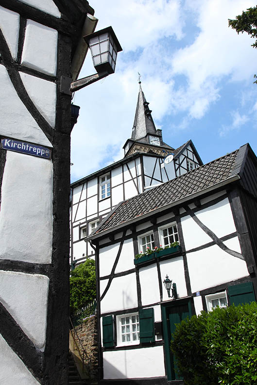 Kirchtreppe in Essen Kettwig
Aufnahmedatum 07.05.2009
©Foto: Peter Wieler, Essen Marketing GmbH